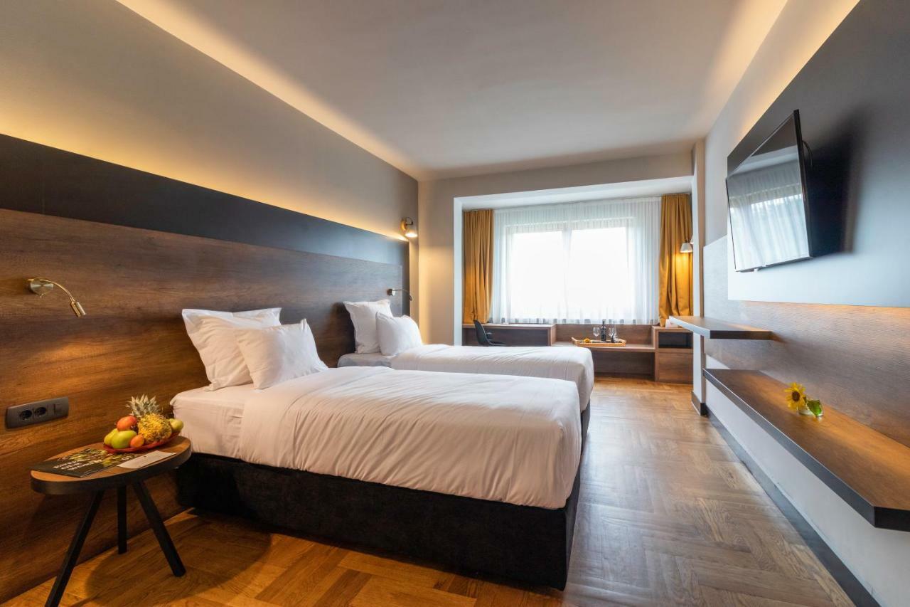 Next Door Park Hotel Скопие Екстериор снимка